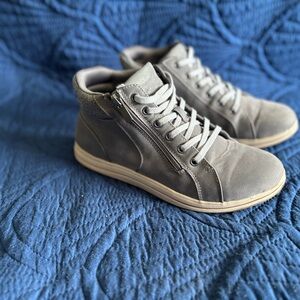 Clarks women’s Gray Sneakers/boots.  Super comfortable.
